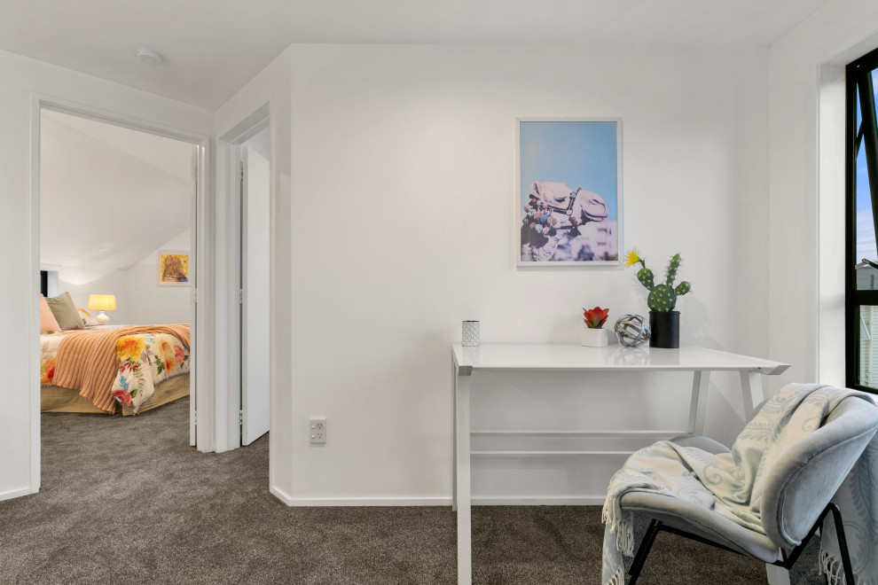 Mittelgroßer Moderner Flur mit weißer Wandfarbe, Teppichboden und grauem Boden in Auckland