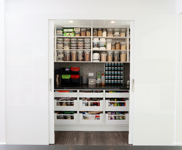 Storage aplenty with this well planned Walk In Pantry moderne-koekken
