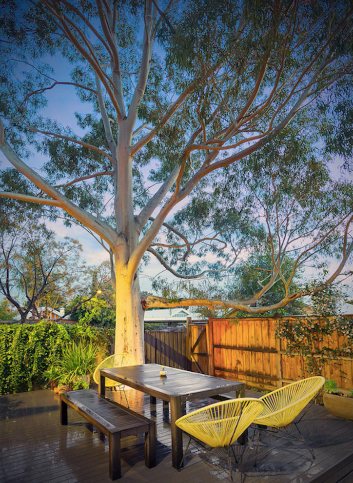 Inspiration for a mid-sized traditional backyard deck in Melbourne with no cover.