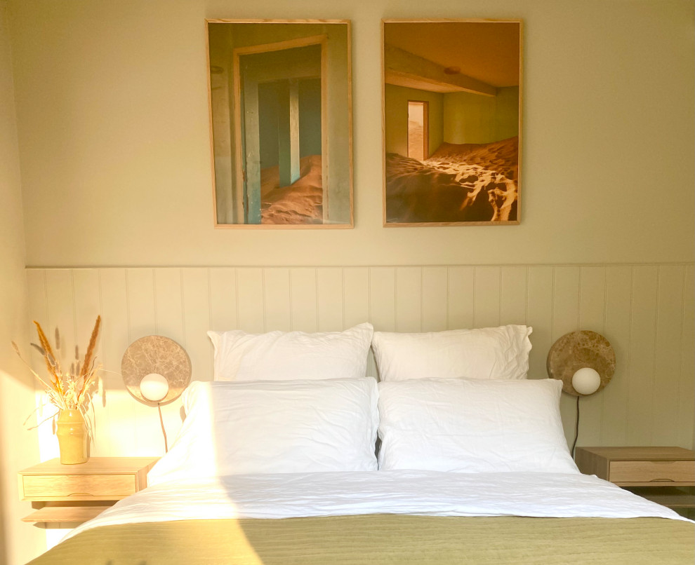 Inspiration pour une petite chambre d'amis marine avec un mur vert, un sol en vinyl, un sol beige et du lambris de bois.