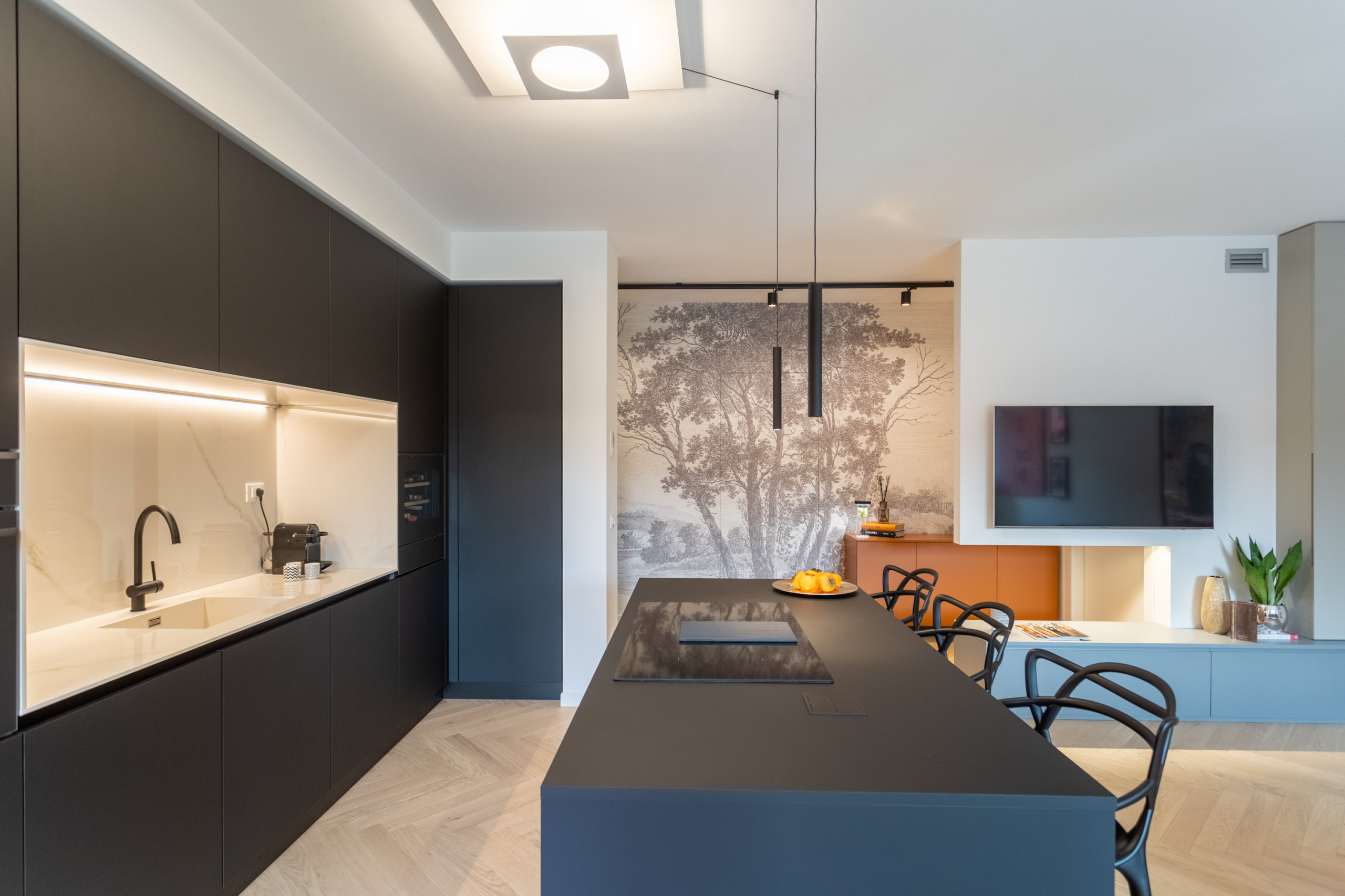 Idee per una cucina moderna di medie dimensioni con lavello da incasso, ante lisce, ante nere, top piastrellato, paraspruzzi bianco, paraspruzzi in gres porcellanato, elettrodomestici neri, parquet ch
