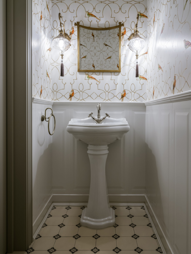 Exempel på ett mellanstort klassiskt toalett, med vita skåp, en toalettstol med hel cisternkåpa, vit kakel, keramikplattor, vita väggar, klinkergolv i keramik, ett piedestal handfat och beiget golv