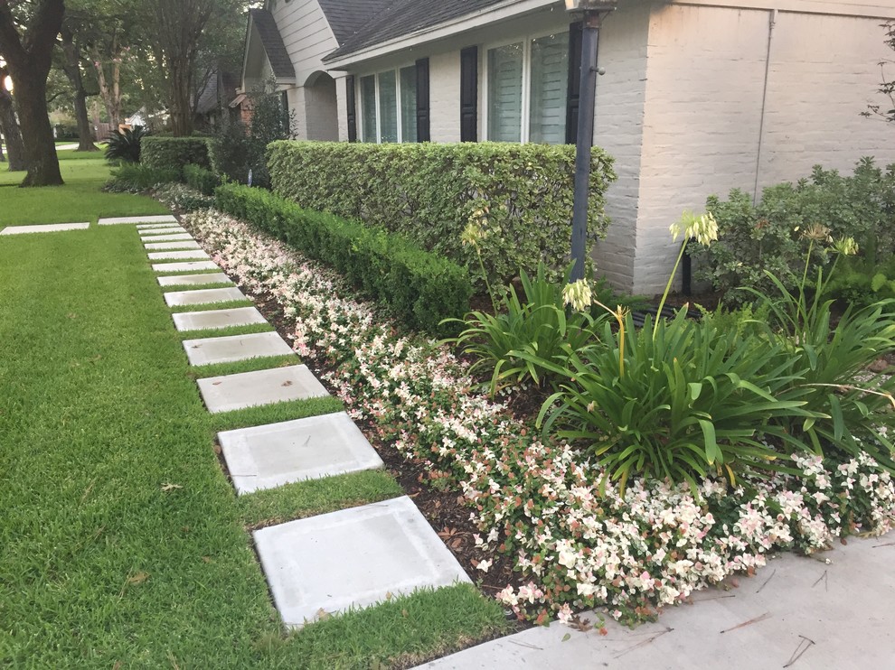 Design ideas for a mid-sized contemporary front yard shaded garden for spring in Houston with a garden path and concrete pavers.