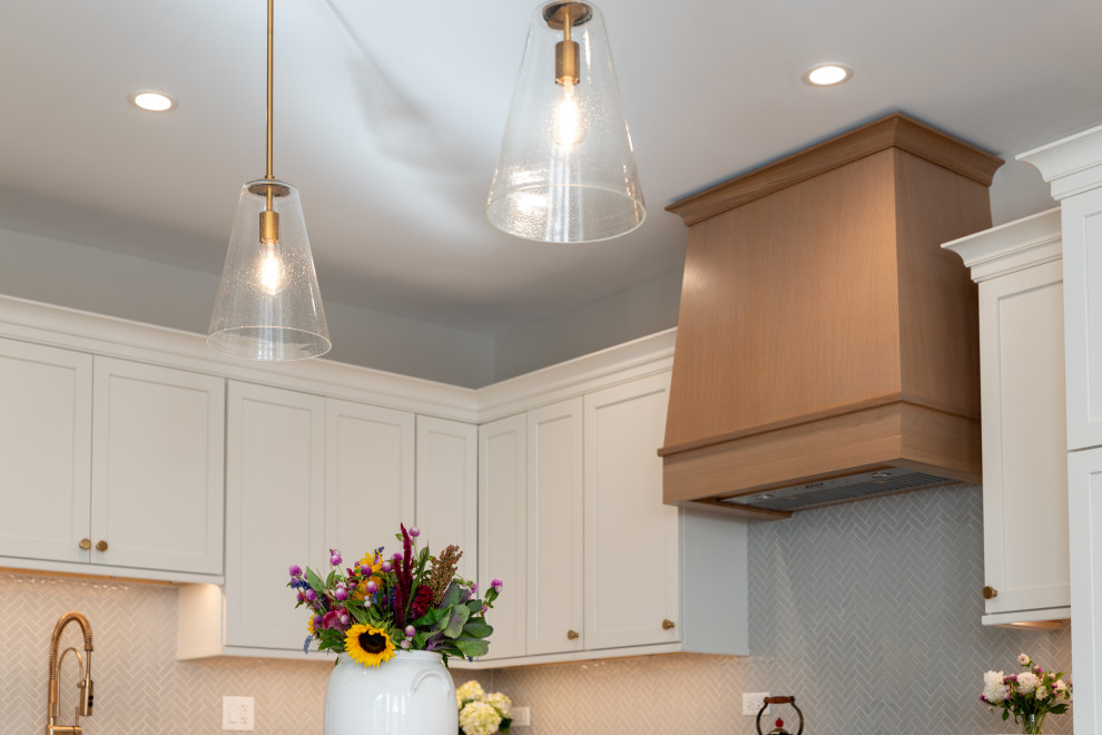 Example of a transitional kitchen design in Chicago