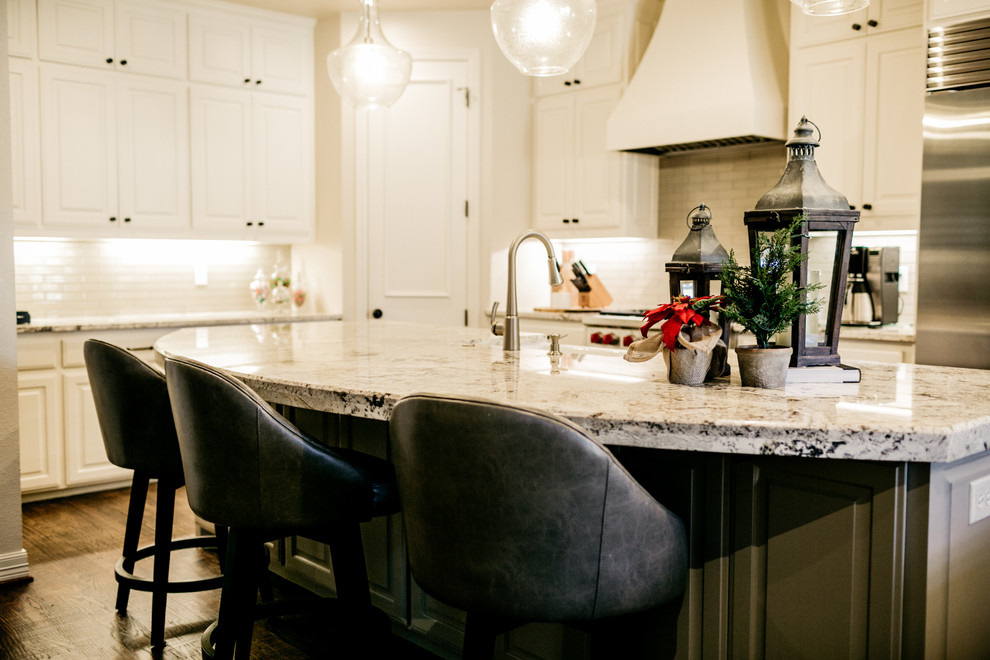 Example of a transitional kitchen design in Dallas