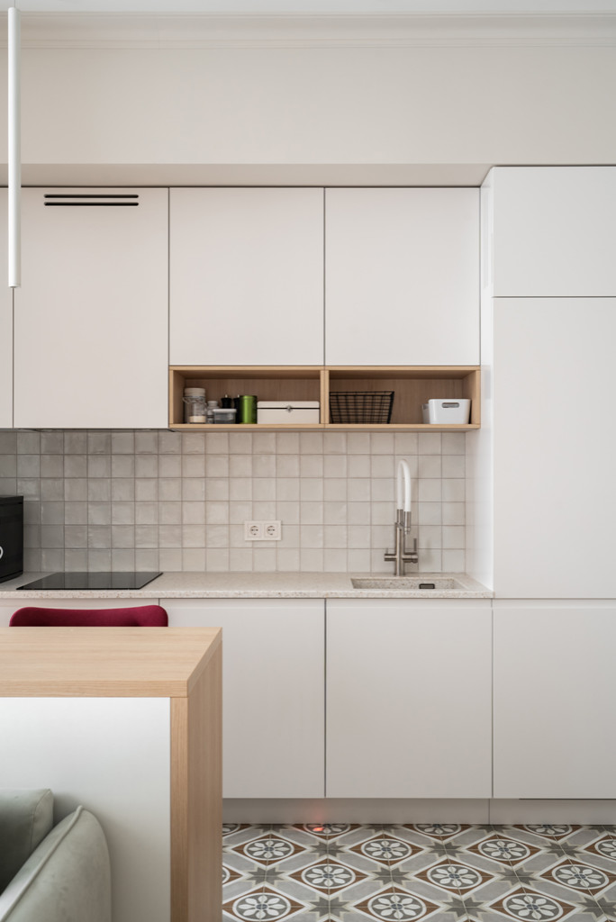 Московская квартира с двумя санузлами и белой кухней