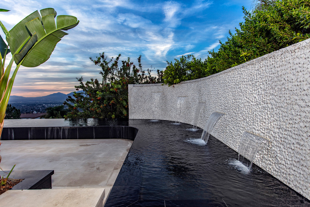 Contemporary backyard garden in Los Angeles with a water feature.