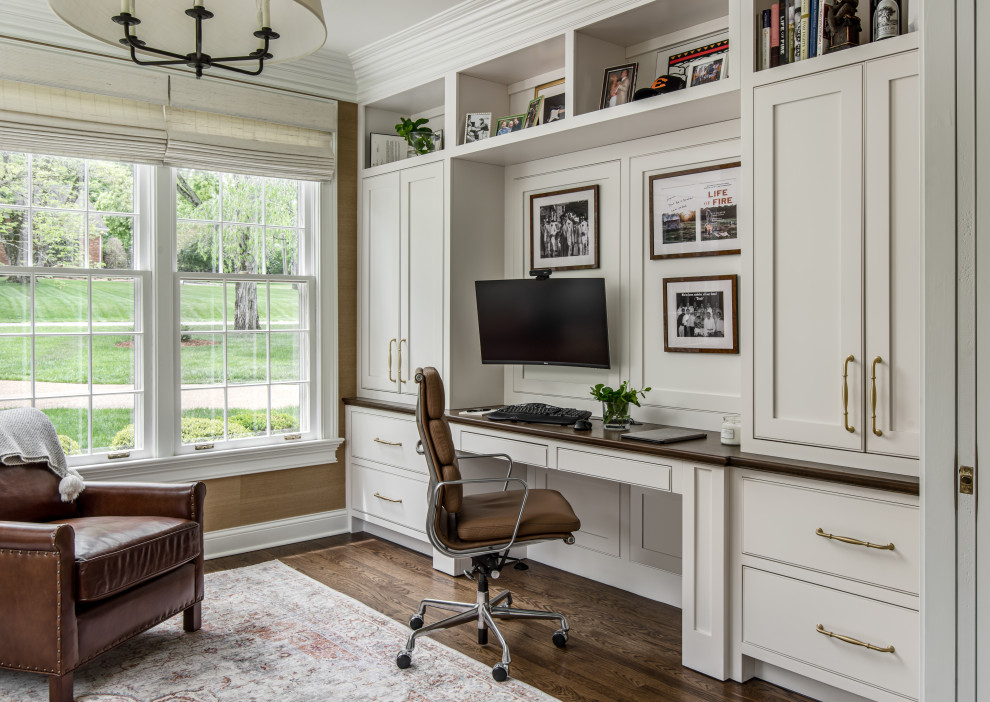 Inspiration för mellanstora klassiska arbetsrum, med bruna väggar, mellanmörkt trägolv, ett inbyggt skrivbord och brunt golv