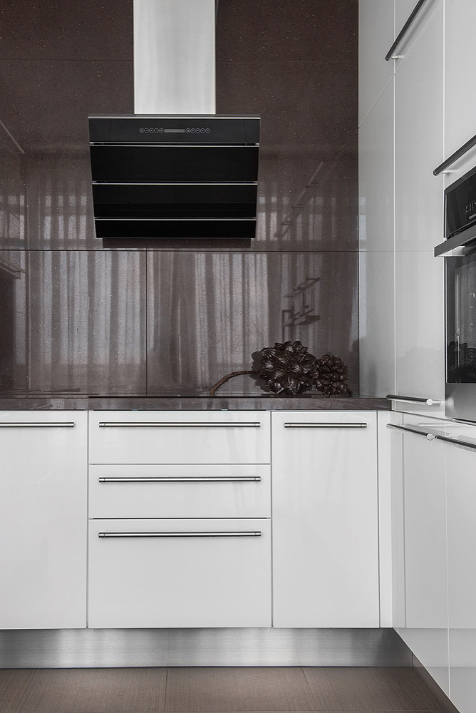 Современная квартира в Санкт-Петербурге с видом на озеро.