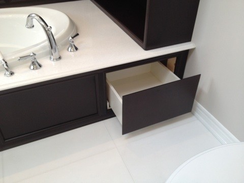 Example of a transitional home design design in Toronto