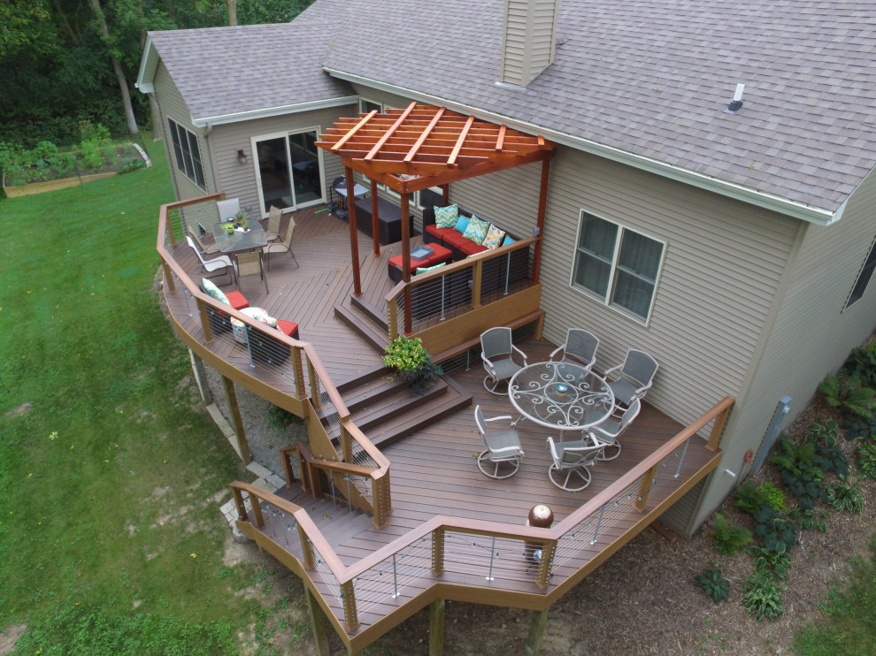 Imagen de terraza contemporánea grande en patio trasero con cocina exterior, pérgola y barandilla de varios materiales