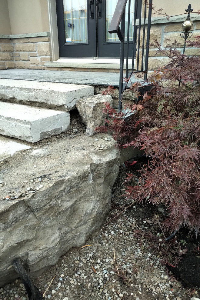 Example of a mountain style home design design in Toronto