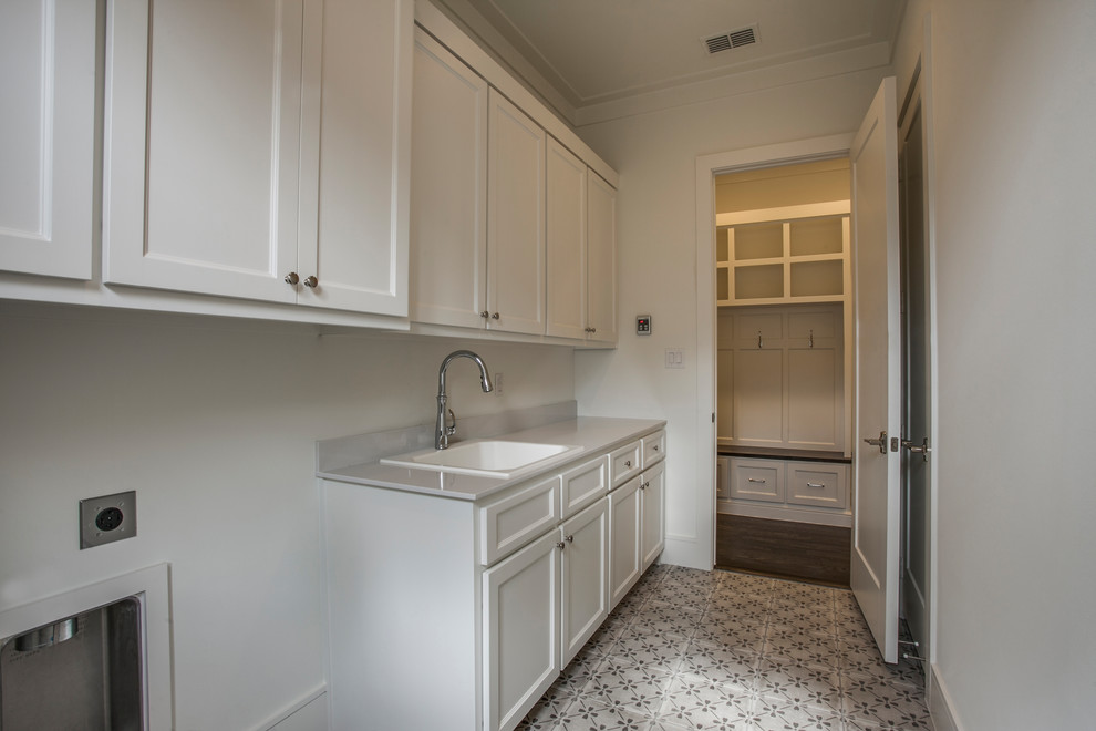 Laundry room - transitional laundry room idea in Dallas