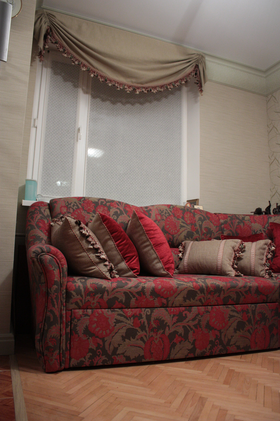 Переобивка диванов, декор окон