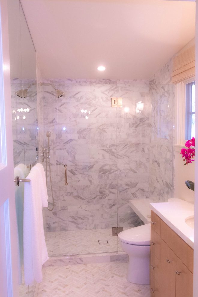 This is an example of a small modern 3/4 bathroom in San Luis Obispo with flat-panel cabinets, light wood cabinets, an alcove shower, a one-piece toilet, marble floors, an undermount sink, quartzite benchtops, grey floor, a hinged shower door and white benchtops.
