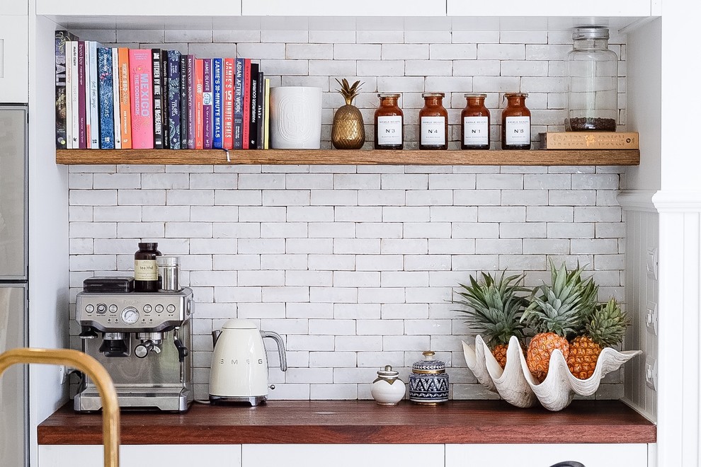 Design ideas for a tropical kitchen in Gold Coast - Tweed.