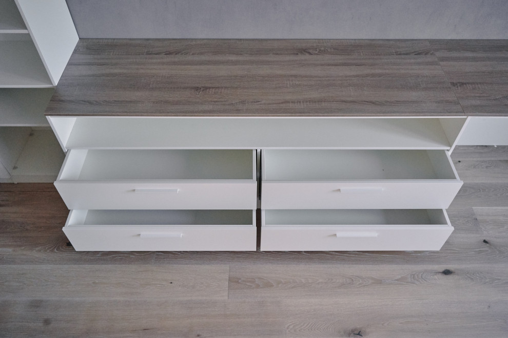 Интерьерная система в спальню от raumplus с распашными дверьми