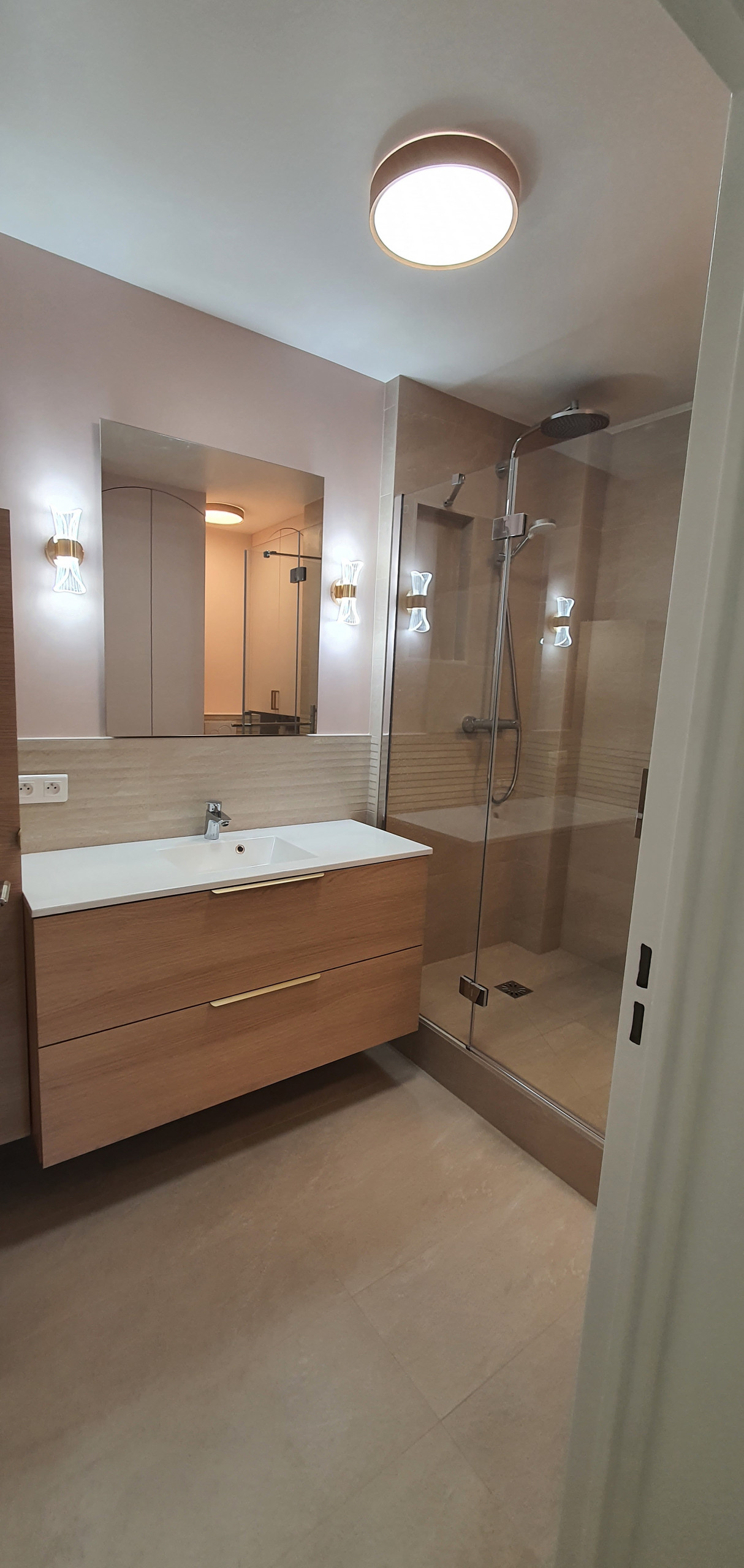 Salle de bain beige et rose, bois