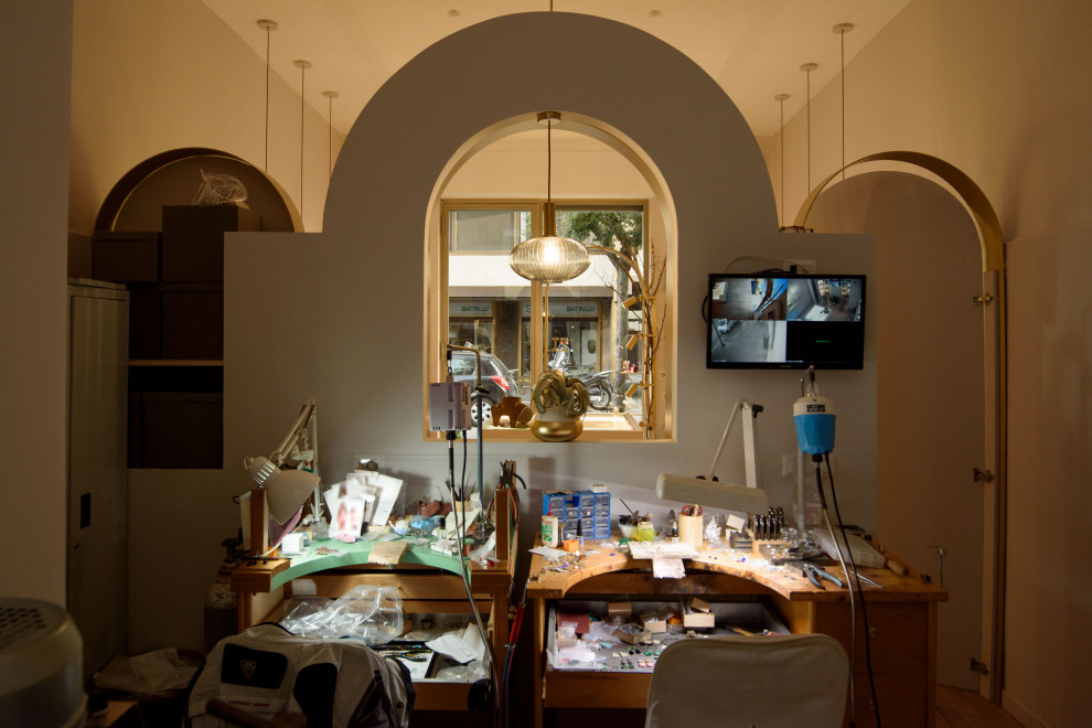 Immagine di un atelier contemporaneo con pareti beige e scrivania autoportante