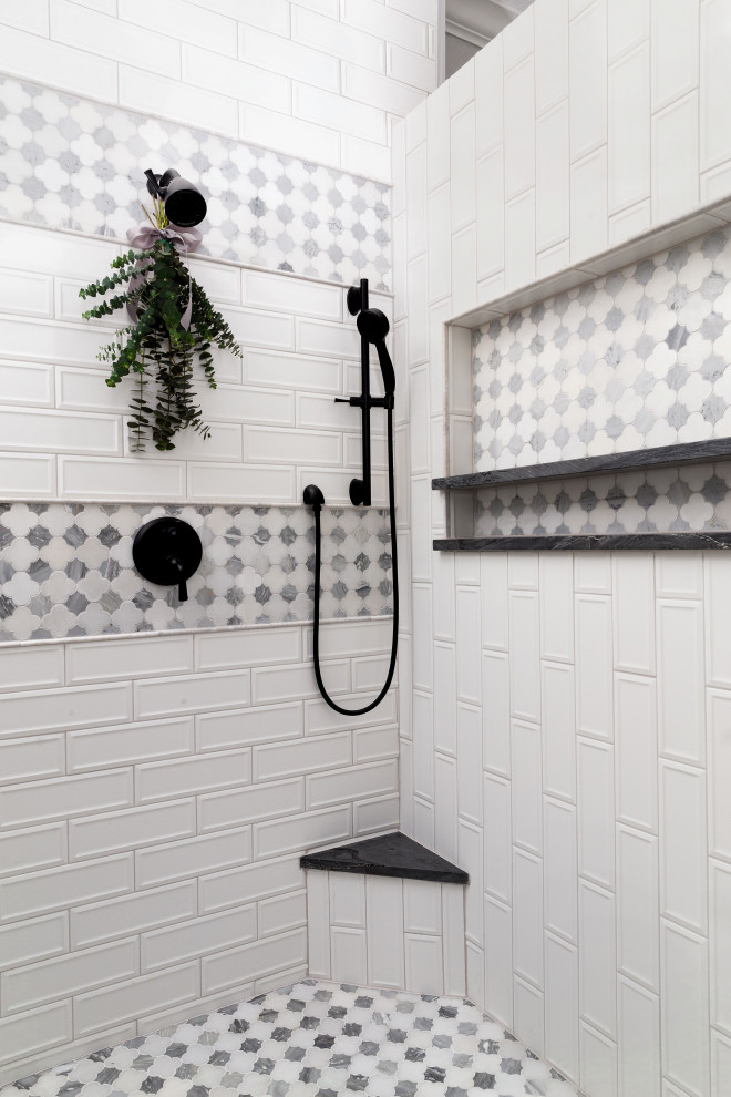 На фото: большая главная ванная комната в стиле неоклассика (современная классика) с фасадами с выступающей филенкой, черными фасадами, отдельно стоящей ванной, двойным душем, раздельным унитазом, желтой плиткой, плиткой мозаикой, серыми стенами, полом из керамогранита, врезной раковиной, столешницей из кварцита, серым полом, открытым душем, серой столешницей, нишей, тумбой под две раковины, встроенной тумбой и стенами из вагонки с