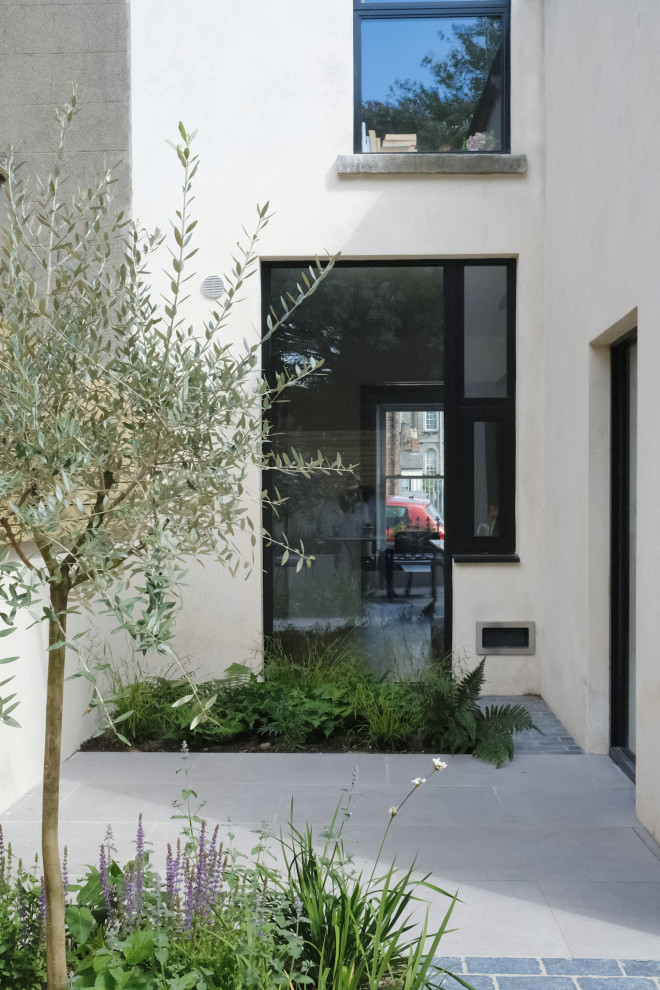 Idee per una piccola aiuola nordica esposta in pieno sole dietro casa con pavimentazioni in pietra naturale