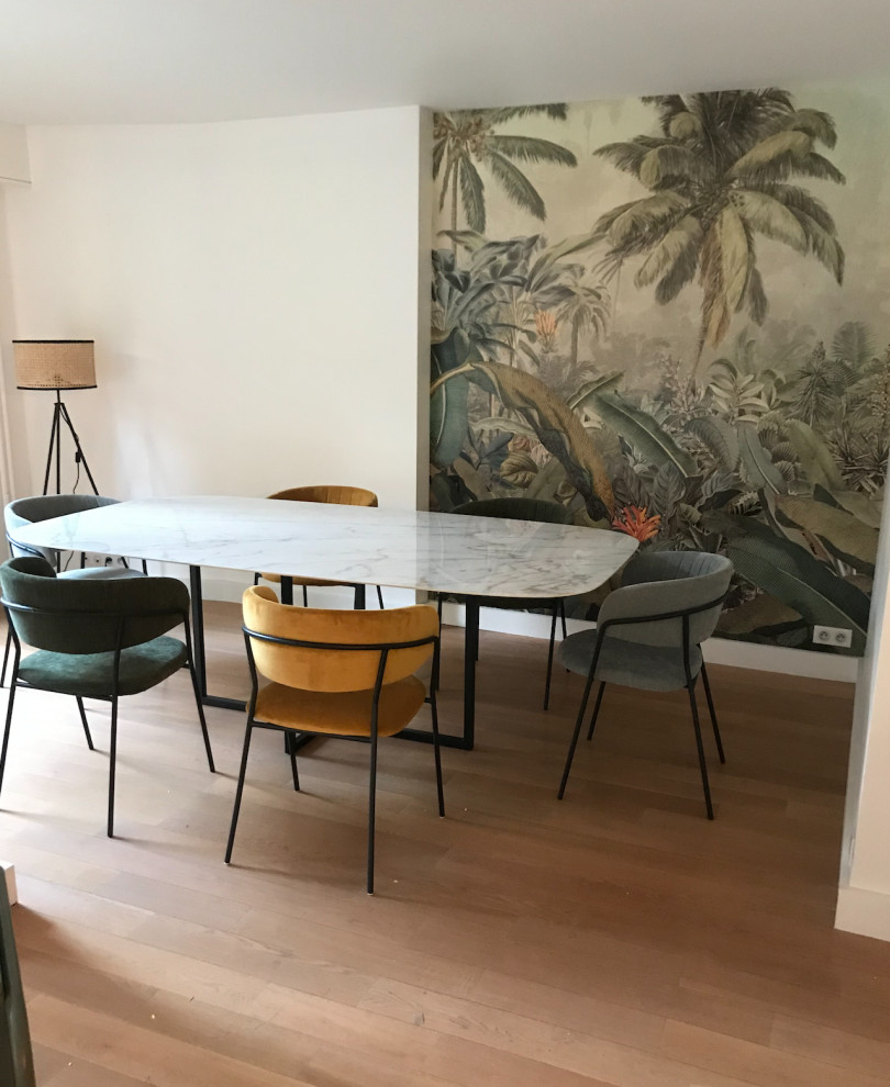 Réalisation d'une salle à manger ouverte sur le salon design de taille moyenne avec un mur blanc, parquet clair, aucune cheminée, un sol beige et du papier peint.