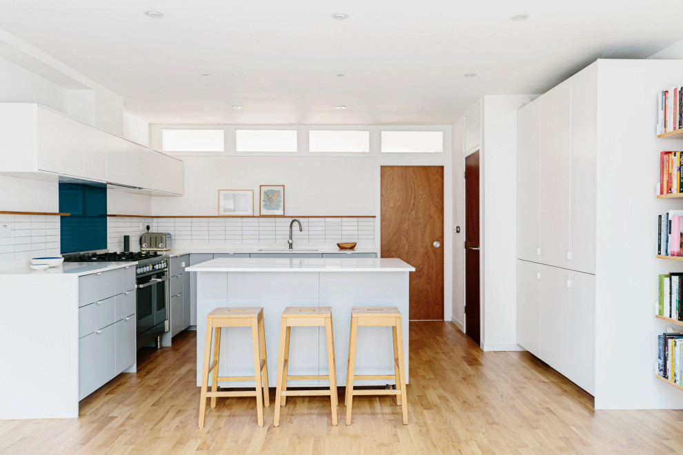 This is an example of a midcentury kitchen in London.
