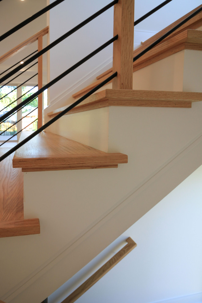 Schwebende, Mittelgroße Moderne Holztreppe mit gebeizten Holz-Setzstufen, Mix-Geländer und Holzdielenwänden in Washington, D.C.