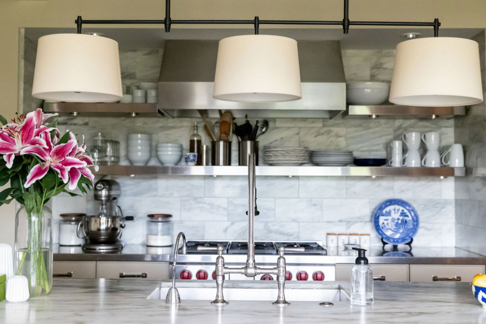Exempel på ett mellanstort eklektiskt vit vitt kök, med en undermonterad diskho, luckor med infälld panel, beige skåp, marmorbänkskiva, vitt stänkskydd, stänkskydd i marmor, rostfria vitvaror, mörkt trägolv och en köksö