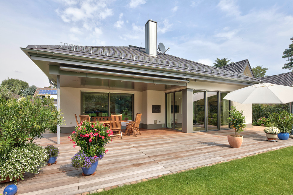 Terrasse hinter dem Haus With Kübelpflanzen in Dusseldorf
