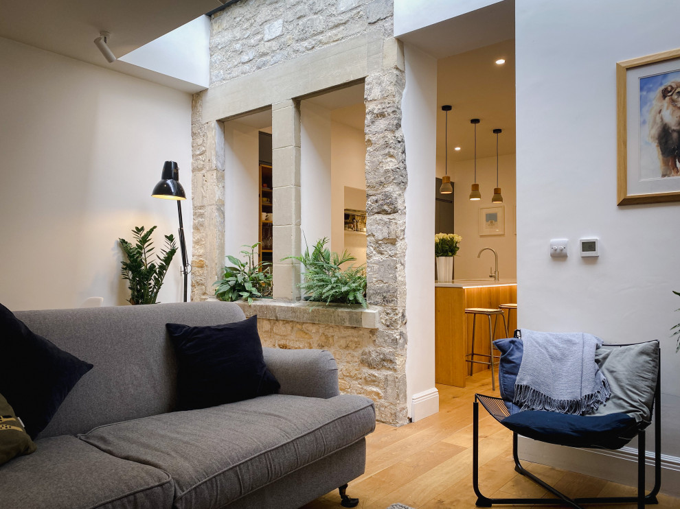 Стильный дизайн: гостиная комната среднего размера в современном стиле с белыми стенами, светлым паркетным полом и бежевым полом - последний тренд