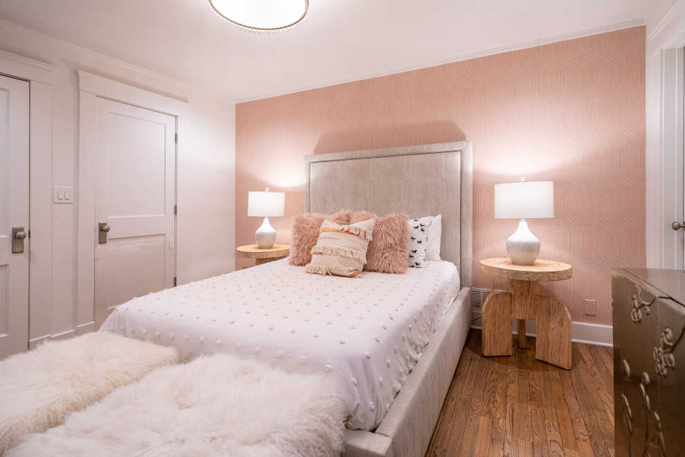 Ejemplo de dormitorio infantil tradicional renovado de tamaño medio con paredes rosas, suelo de madera en tonos medios, suelo marrón y papel pintado