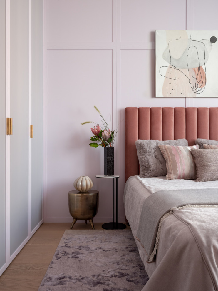 Modernes Schlafzimmer mit rosa Wandfarbe, braunem Holzboden, braunem Boden und Wandpaneelen in Moskau