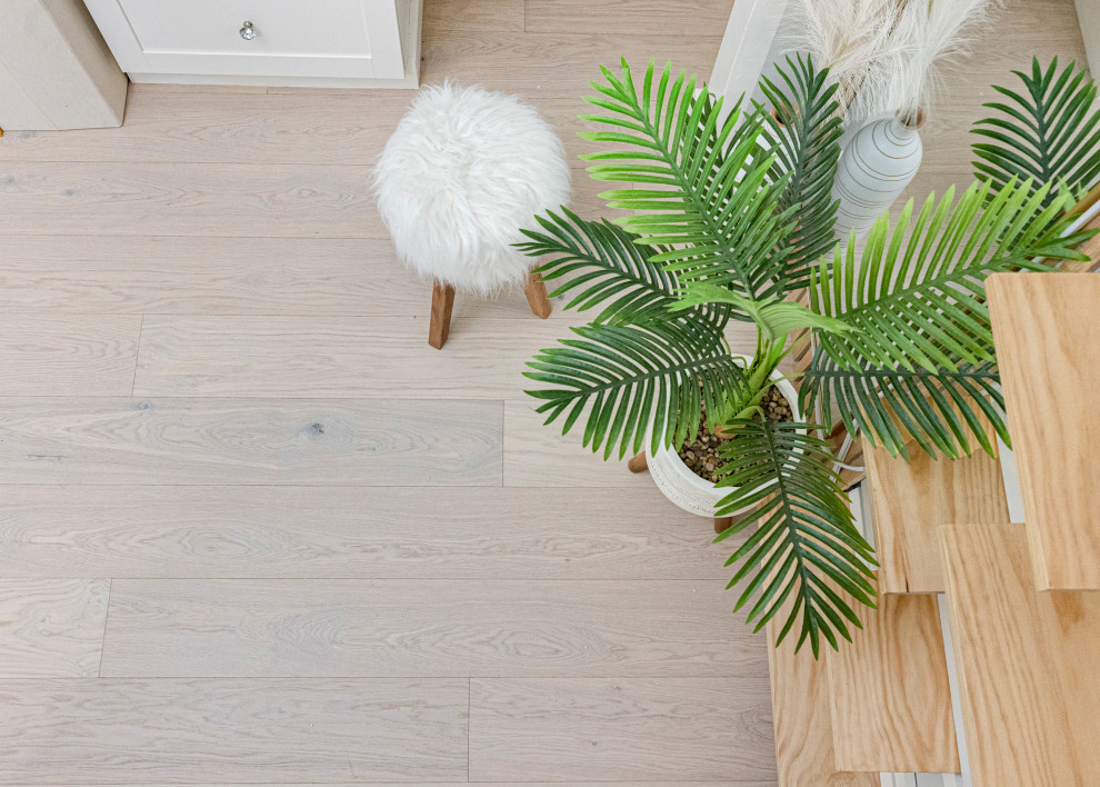 Inspiration pour un petit dressing nordique en bois clair neutre avec parquet clair, un sol beige, un plafond voûté et un placard à porte affleurante.