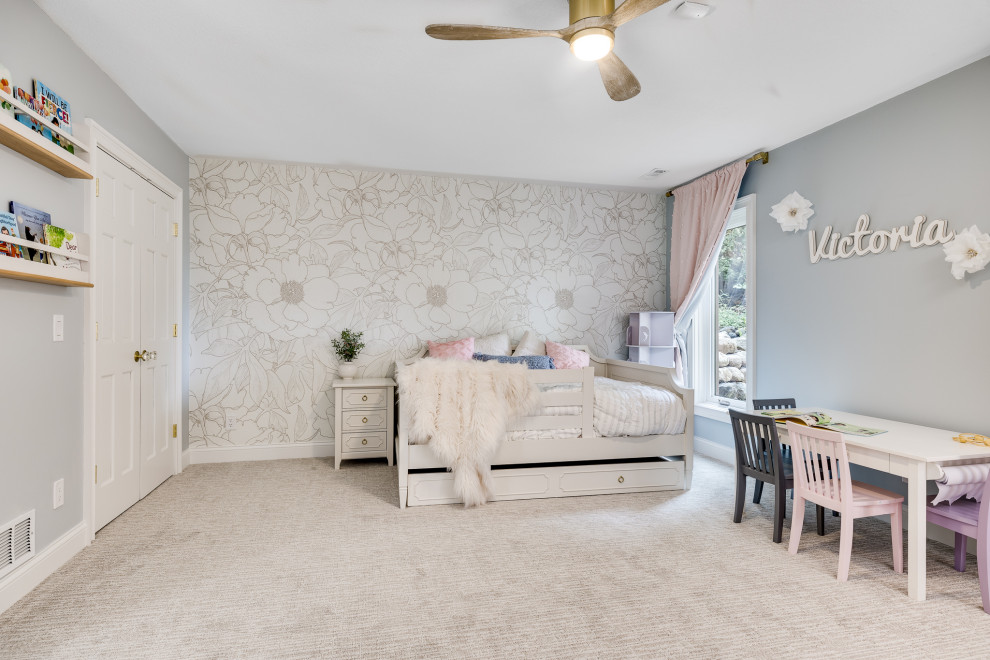 Foto di una grande cameretta per bambini da 4 a 10 anni classica con pareti beige, moquette, pavimento beige e carta da parati