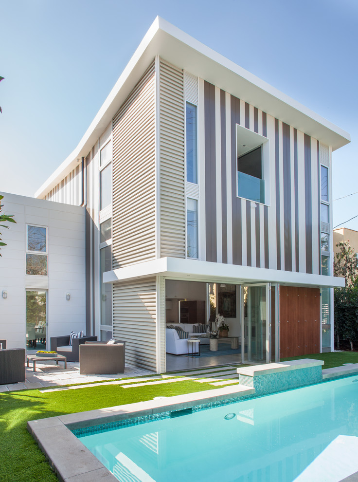 This is an example of a contemporary three-storey exterior in Los Angeles.