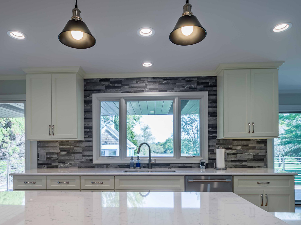 Contemporary Lakefront Residence