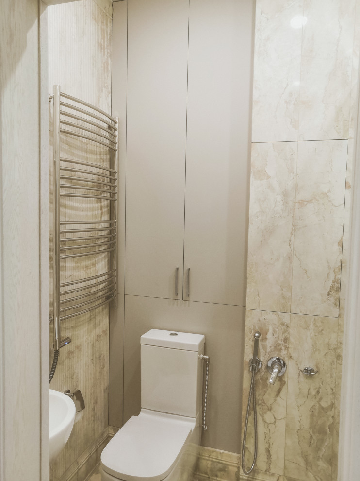 Inredning av ett modernt mellanstort en-suite badrum, med släta luckor, grå skåp och en toalettstol med separat cisternkåpa