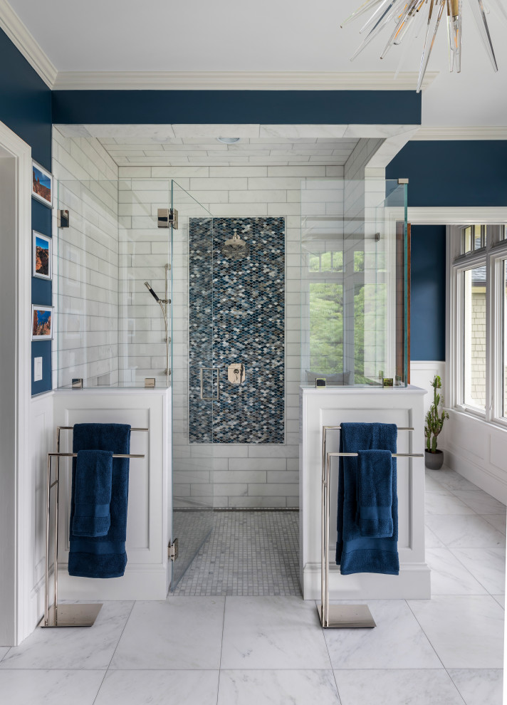 Exemple d'une grande salle de bain principale tendance avec placards, des portes de placard blanches, un mur bleu, un sol en marbre, un lavabo encastré, un plan de toilette en quartz modifié, un plan de toilette noir, meuble double vasque et meuble-lavabo encastré.