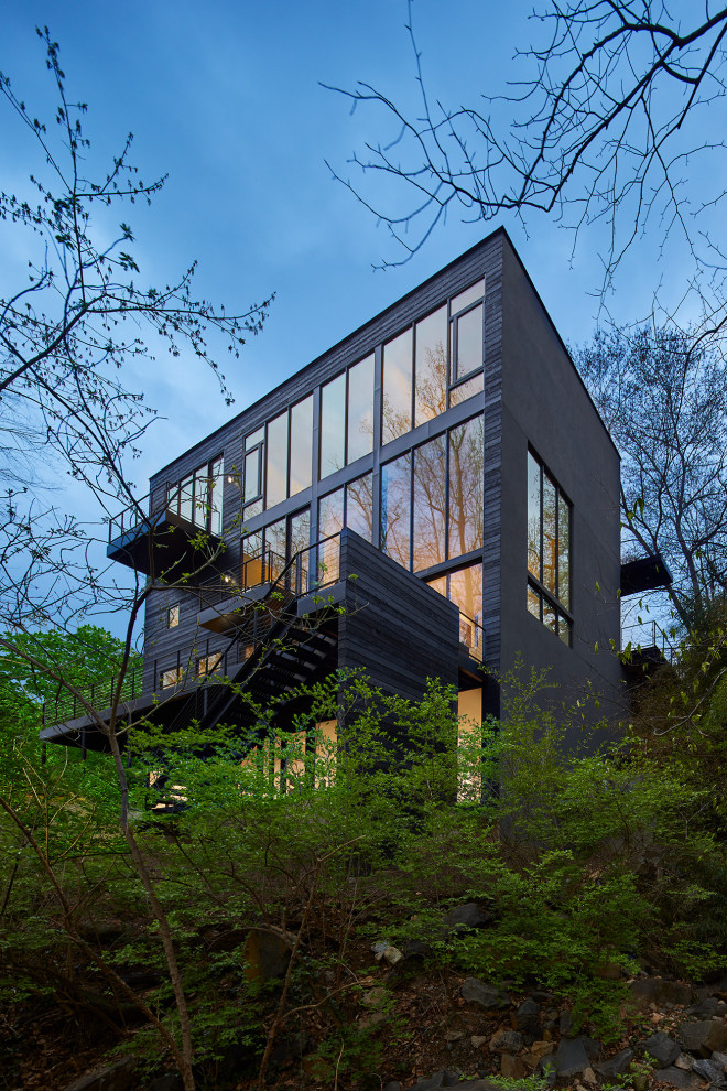 Modelo de fachada de casa negra moderna de tamaño medio de tres plantas con revestimiento de madera