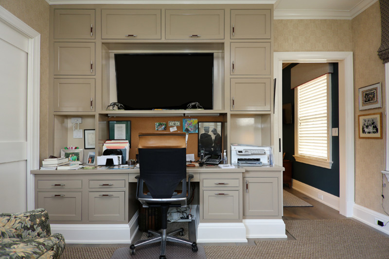 Inspiration for a transitional home office in New York.