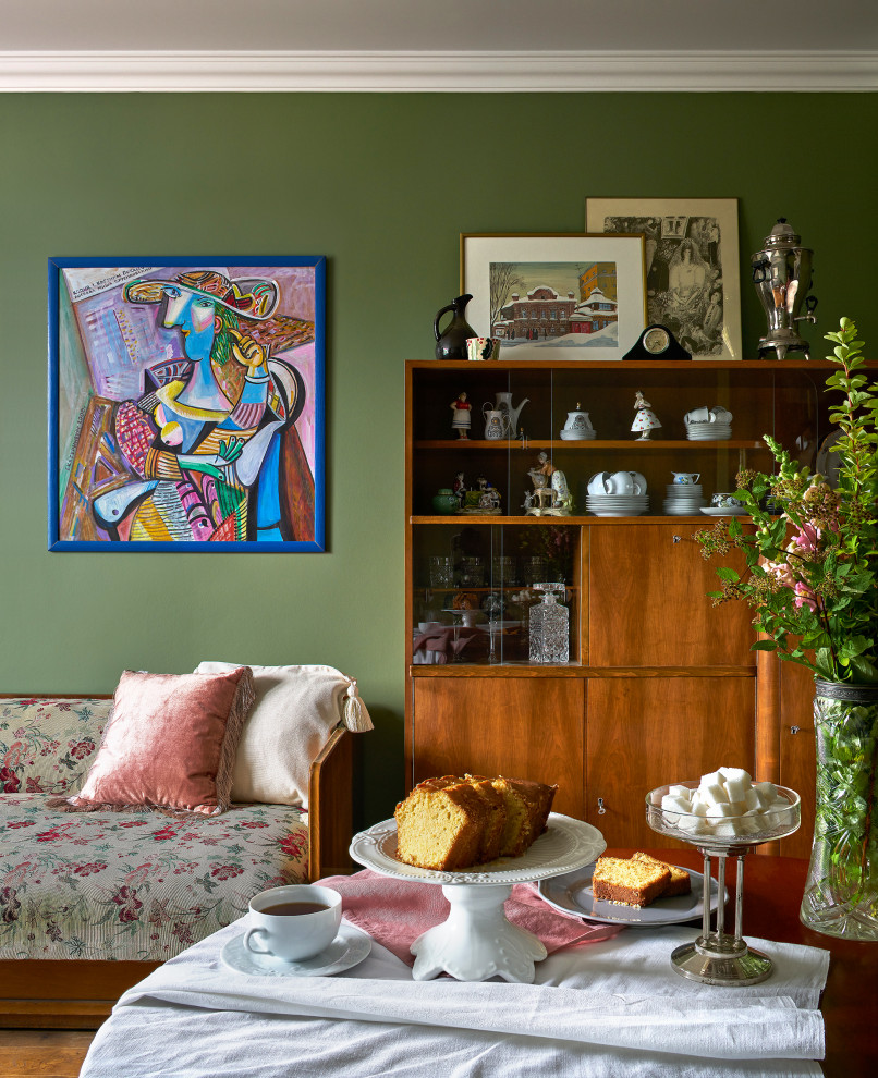 Cette photo montre une salle à manger éclectique fermée et de taille moyenne avec un mur vert, un sol en bois brun, une cheminée standard, un manteau de cheminée en plâtre, un sol marron, poutres apparentes et du papier peint.