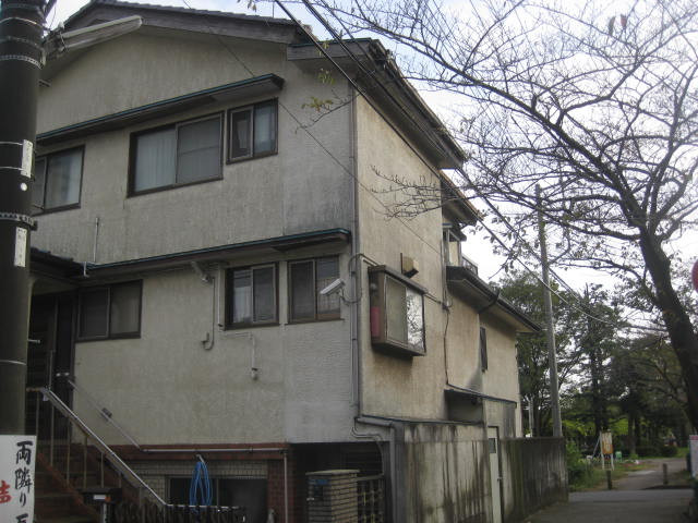 ②玄関道路側