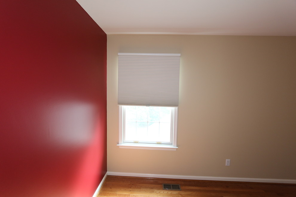 Photo of a mid-sized traditional guest bedroom in Philadelphia.