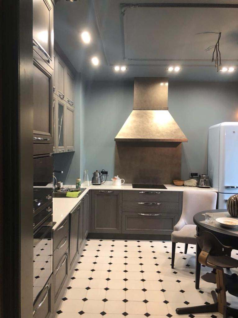 Кухня в дизайнерской квартире