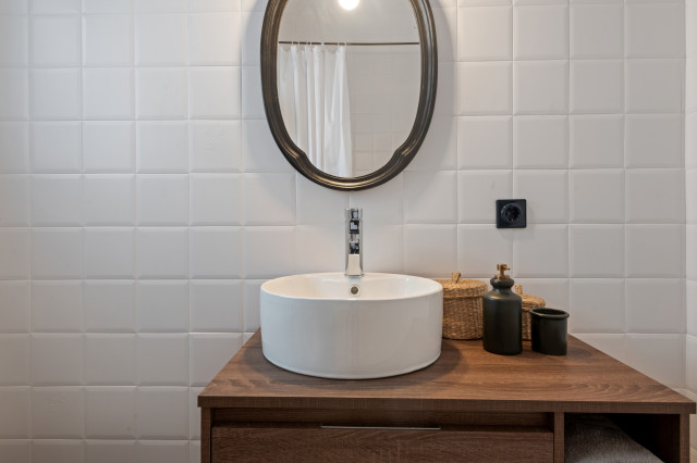 Ba&ntilde;o transitional-bathroom