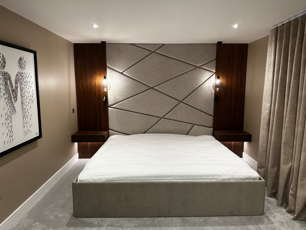 Ejemplo de dormitorio principal actual con panelado