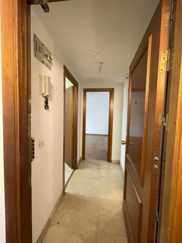 Immagine di una piccola porta d'ingresso minimalista con pareti beige, pavimento con piastrelle in ceramica, una porta a pivot, una porta in legno bruno, pavimento giallo e soffitto ribassato