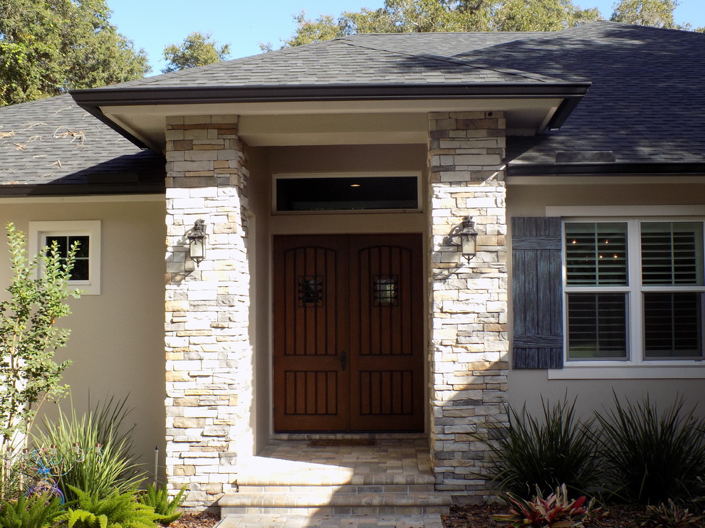 Example of a transitional entryway design in Tampa
