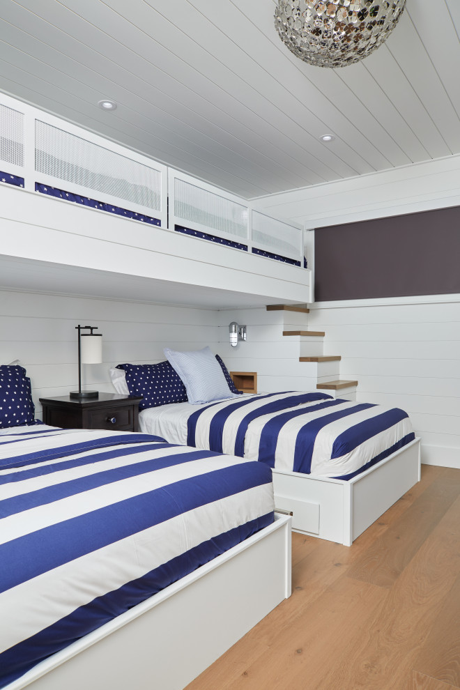 Mittelgroßes Modernes Gästezimmer mit weißer Wandfarbe, braunem Holzboden, braunem Boden, Holzdielendecke und Wandpaneelen in Toronto